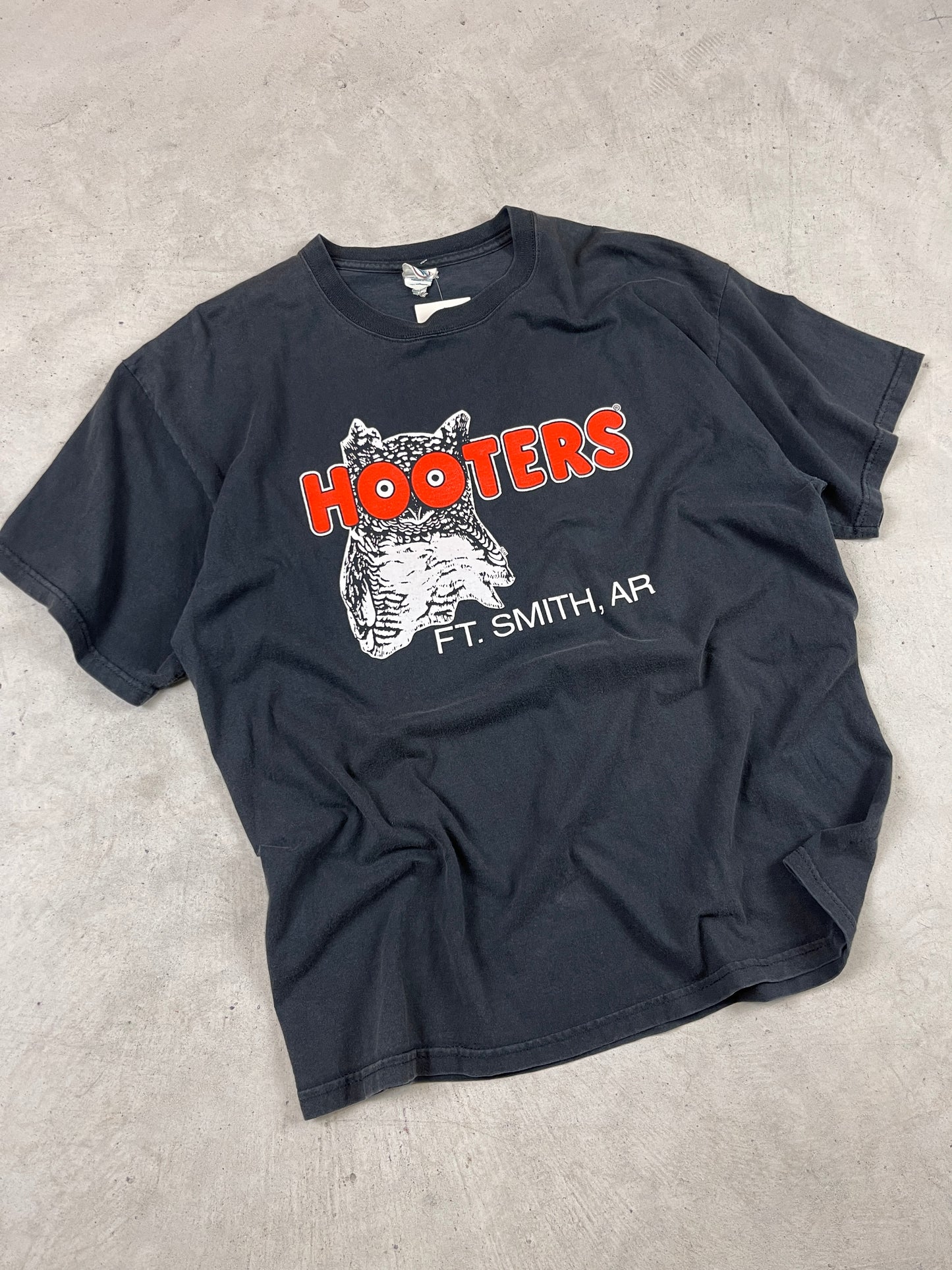 2000s Hooters FT Smith Tee